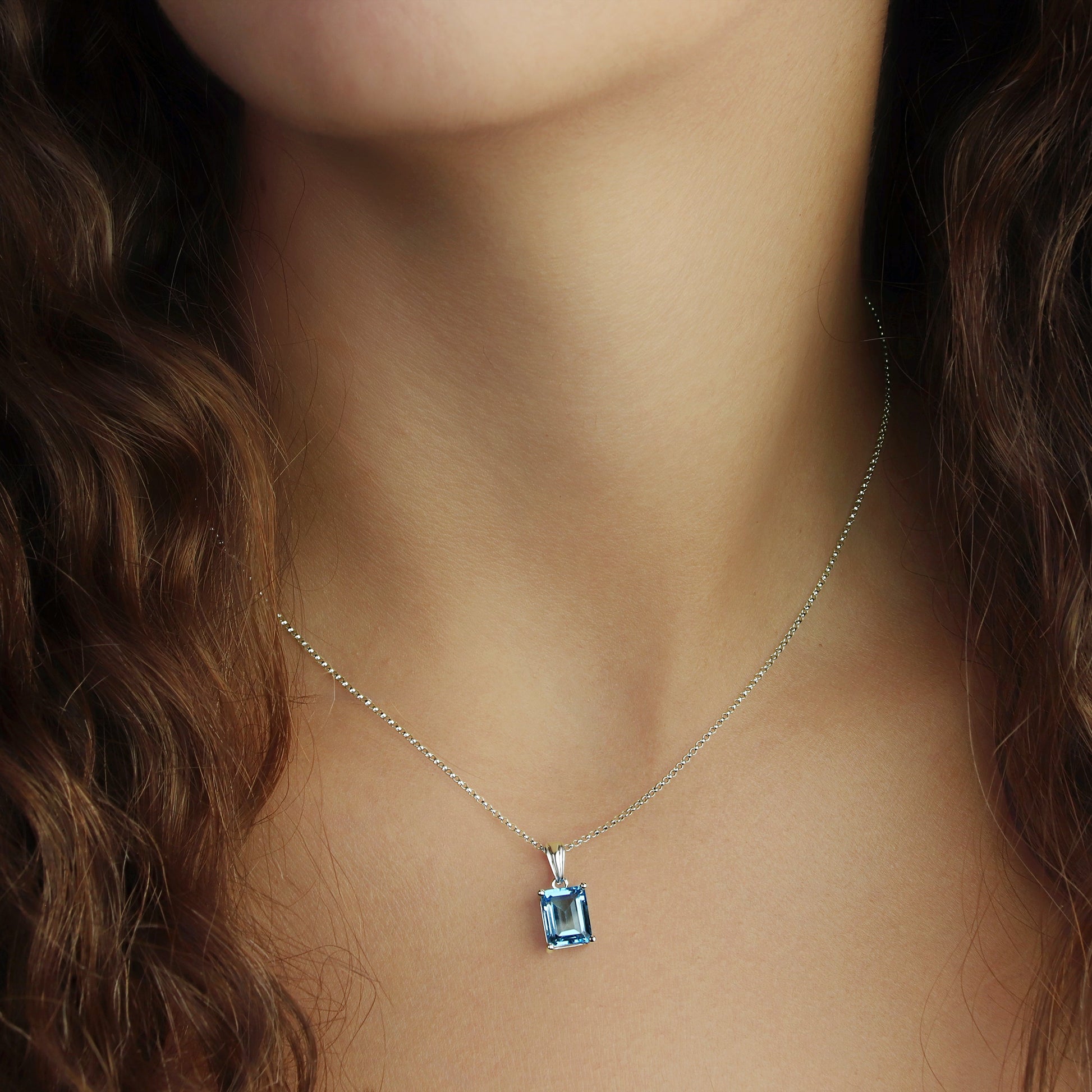 GIOVE MIO Dije de Gema con Gema con Gema de Nacimiento en Oro Blanco de 14Kt con Topacio Azul Swiss Blue. Oro 14Kt / Blanco / 9X7MM