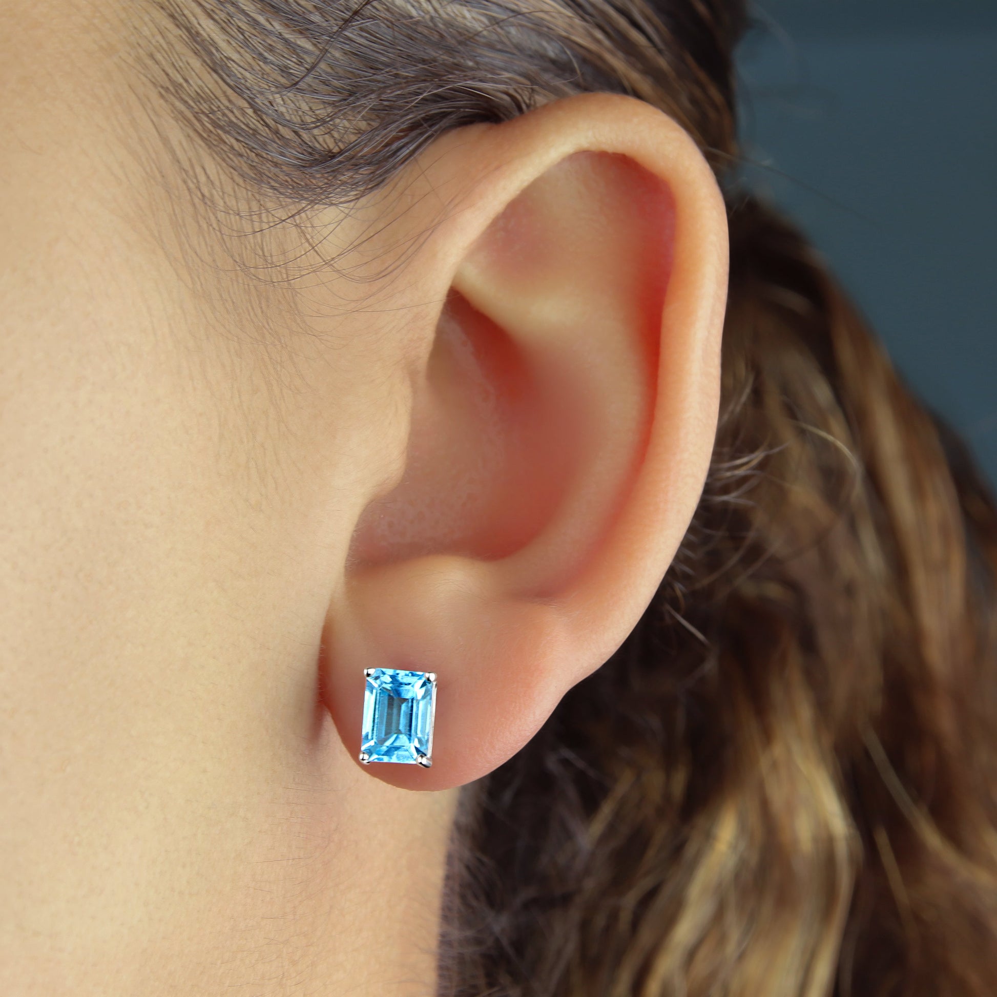 GIOVE MIO Studs en Oro Blanco de 14Kt con Topacios Azules Swiss Blue. Oro 14Kt / Blanco / 7X5MM