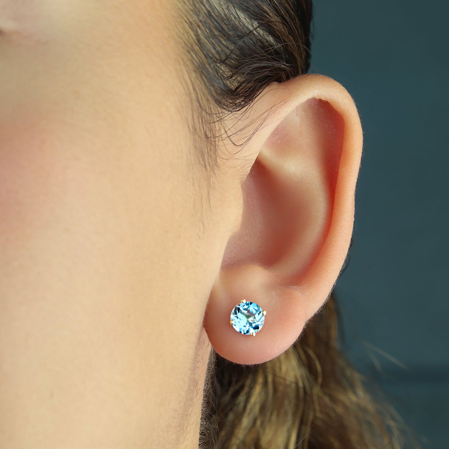 GIOVE MIO Studs en Oro Amarillo de 14Kt con Topacios Azules Swiss Blue. Oro 14Kt / Amarillo / 6MM