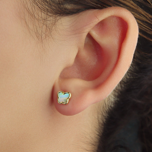 GIOVE MIO Exclusive 14kt Yellow Gold LGD Diamond and Mother of Pearl Stud Earrings. Elevate your style with these unique earrings. Shine with sophistication!