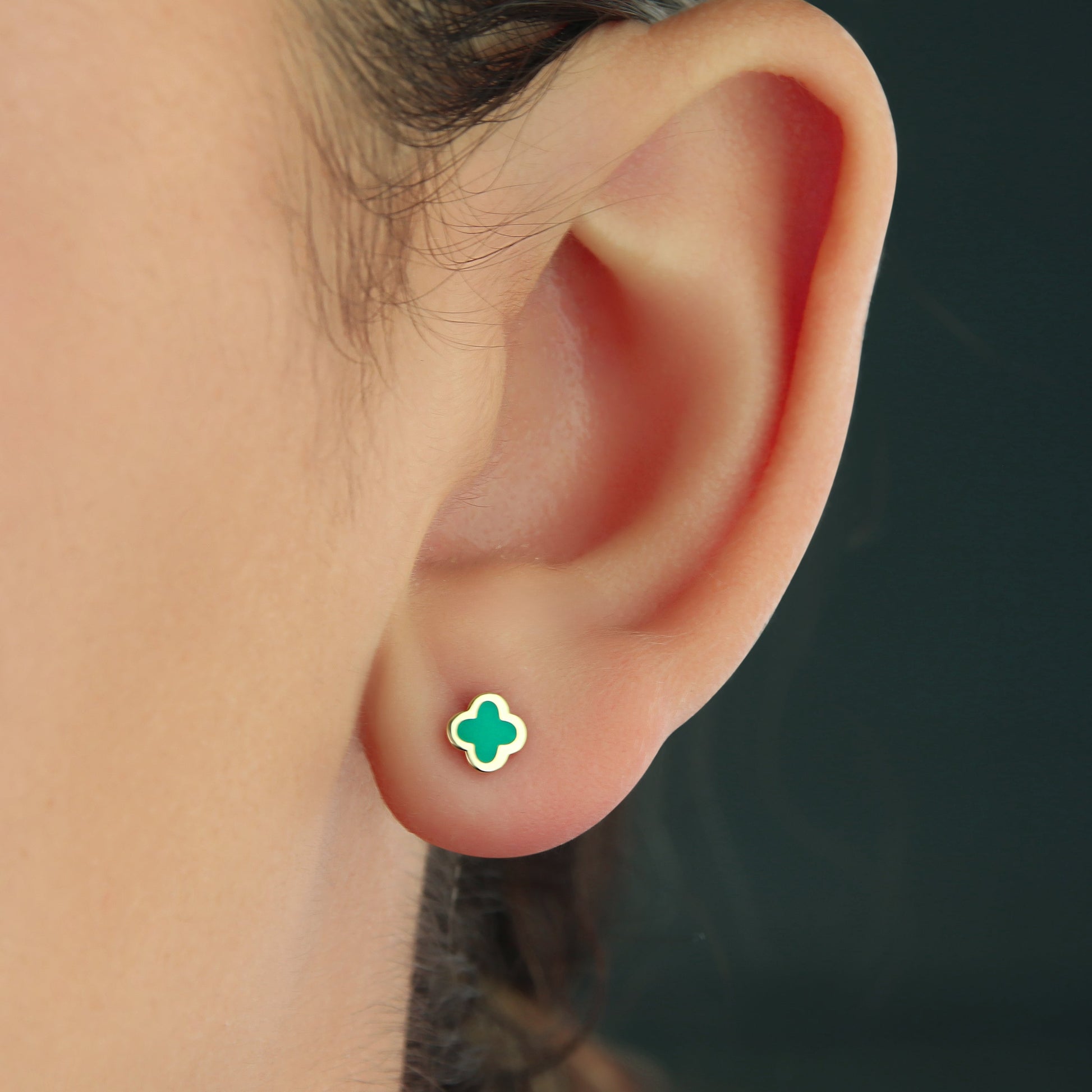 GIOVE MIO Studs de Flor en Oro Amarillo de 14Kt con Malaquitas. Oro 14Kt / Amarillo / 4MM