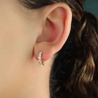 GIOVE MIO Huggies en Oro Amarillo de 14Kt con Diamantes Naturales. Oro 14Kt / Amarillo / 13.5X2.5MM