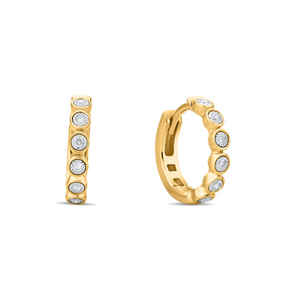 GIOVE MIO Huggies en Oro Amarillo de 14Kt con Diamantes Naturales. Oro 14Kt / Amarillo / 13.5X2.5MM