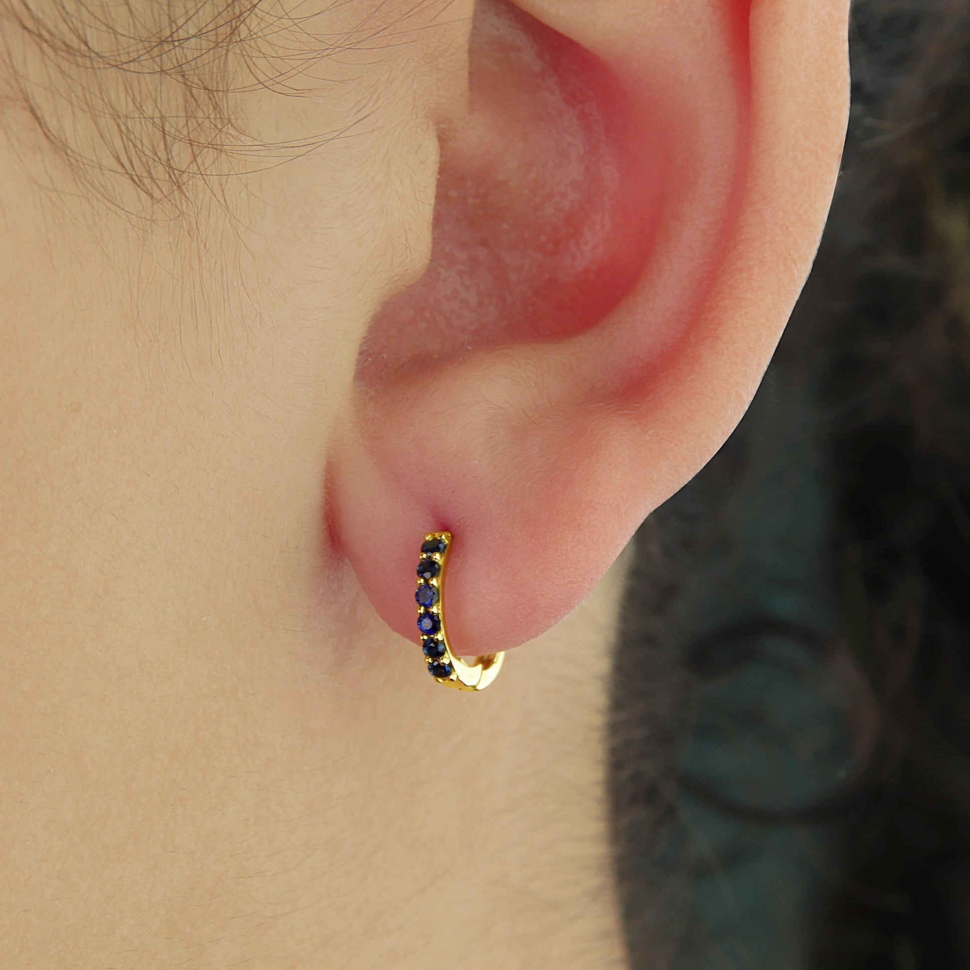 GIOVE MIO Huggies en Oro Amarillo de 14Kt con Zafiros Azules. Oro 14Kt / Amarillo / 11X1.6MM