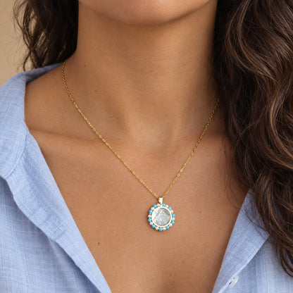 GIOVE MIO Dije de La Medalla de La Virgen María en Oro Amarillo de 14Kt con Turquesas y Perlas. Oro 14Kt / Amarillo / 18MM