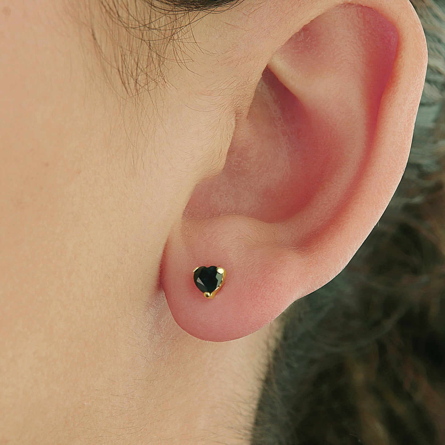 GIOVE MIO Studs en Oro Amarillo de 14Kt con Zafiros Azules. Oro 14Kt / Amarillo / 4.4X4.4MM