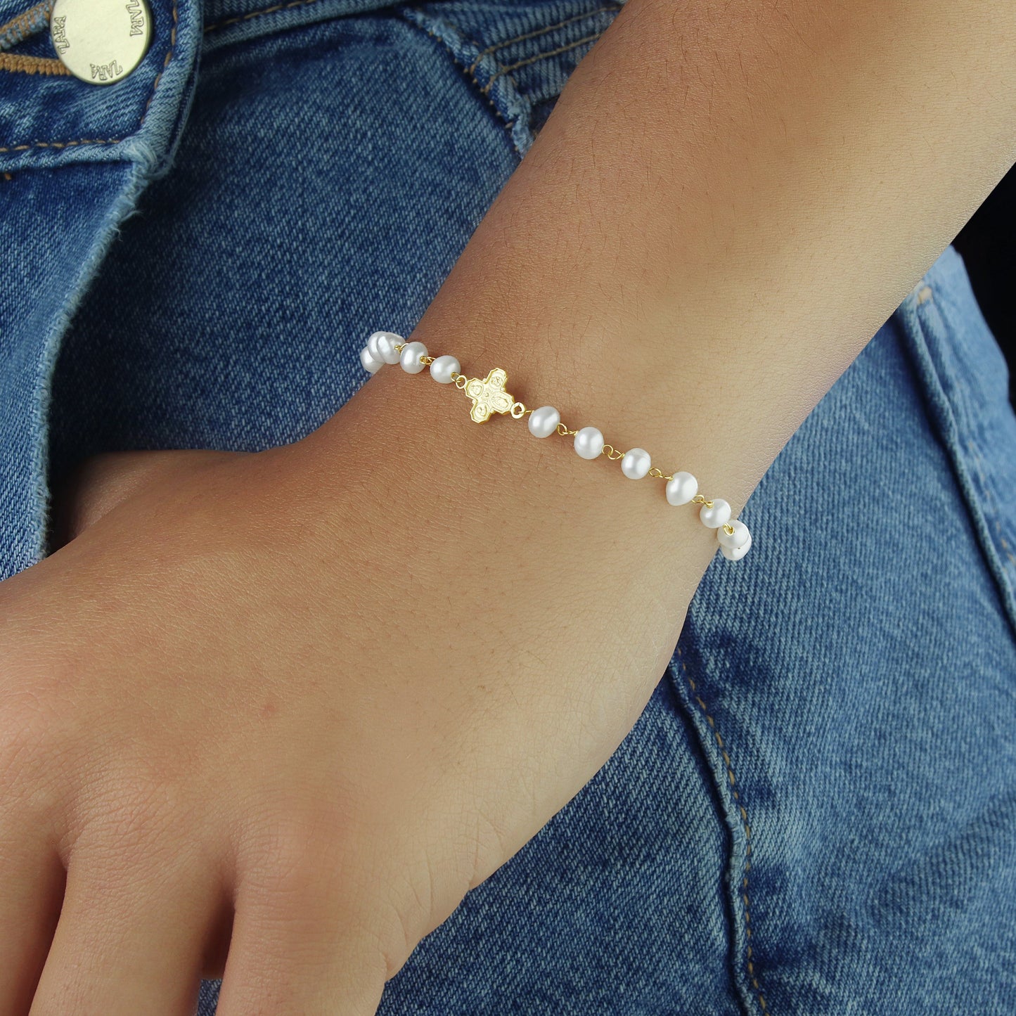 GIOVE MIO Pulsera de Cadena con Medalla de La Cruz de Los Cuatro Caminos y Perlas en Oro Amarillo de 14Kt con Perlas Cultivadas de Aguadulce. Oro 14Kt / Amarillo / PEND 7X7MM