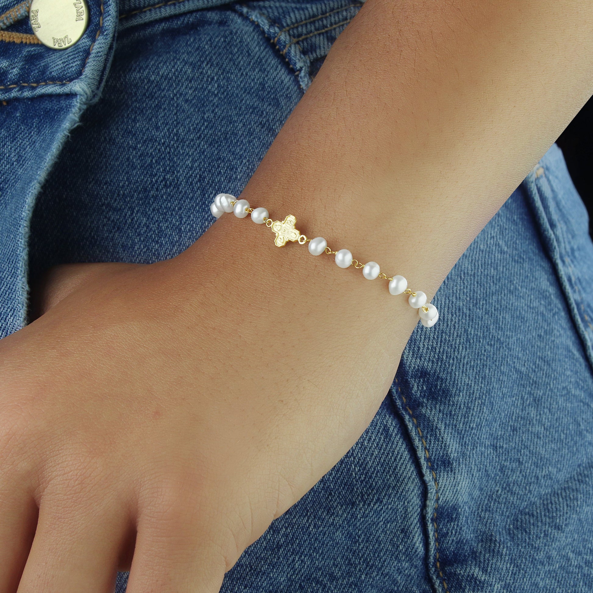 GIOVE MIO Pulsera de Cadena con Medalla de La Cruz de Los Cuatro Caminos y Perlas en Oro Amarillo de 14Kt con Perlas Cultivadas de Aguadulce. Oro 14Kt / Amarillo / PEND 7X7MM