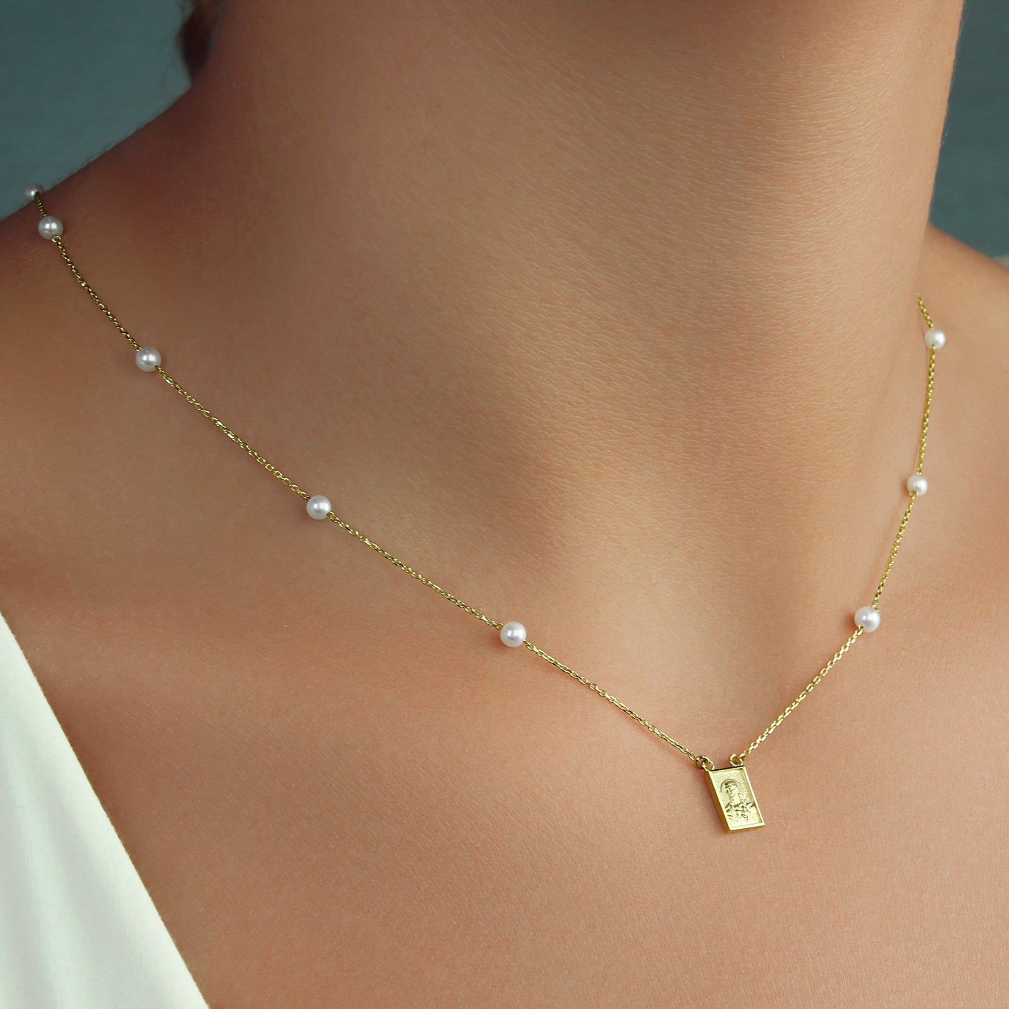 GIOVE MIO Cadena con Medalla de Escapulario y Cuentas de Perlas en Oro Amarillo de 14Kt con Perlas Cultivadas de Aguadulce. Oro 14Kt / Amarillo / 6X9MM