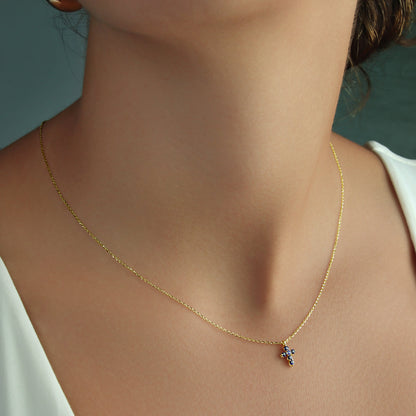 GIOVE MIO Cadena con Dije de Cruz en Oro Amarillo de 14Kt con Zafiros Azules. Oro 14Kt / Amarillo / 6X8MM