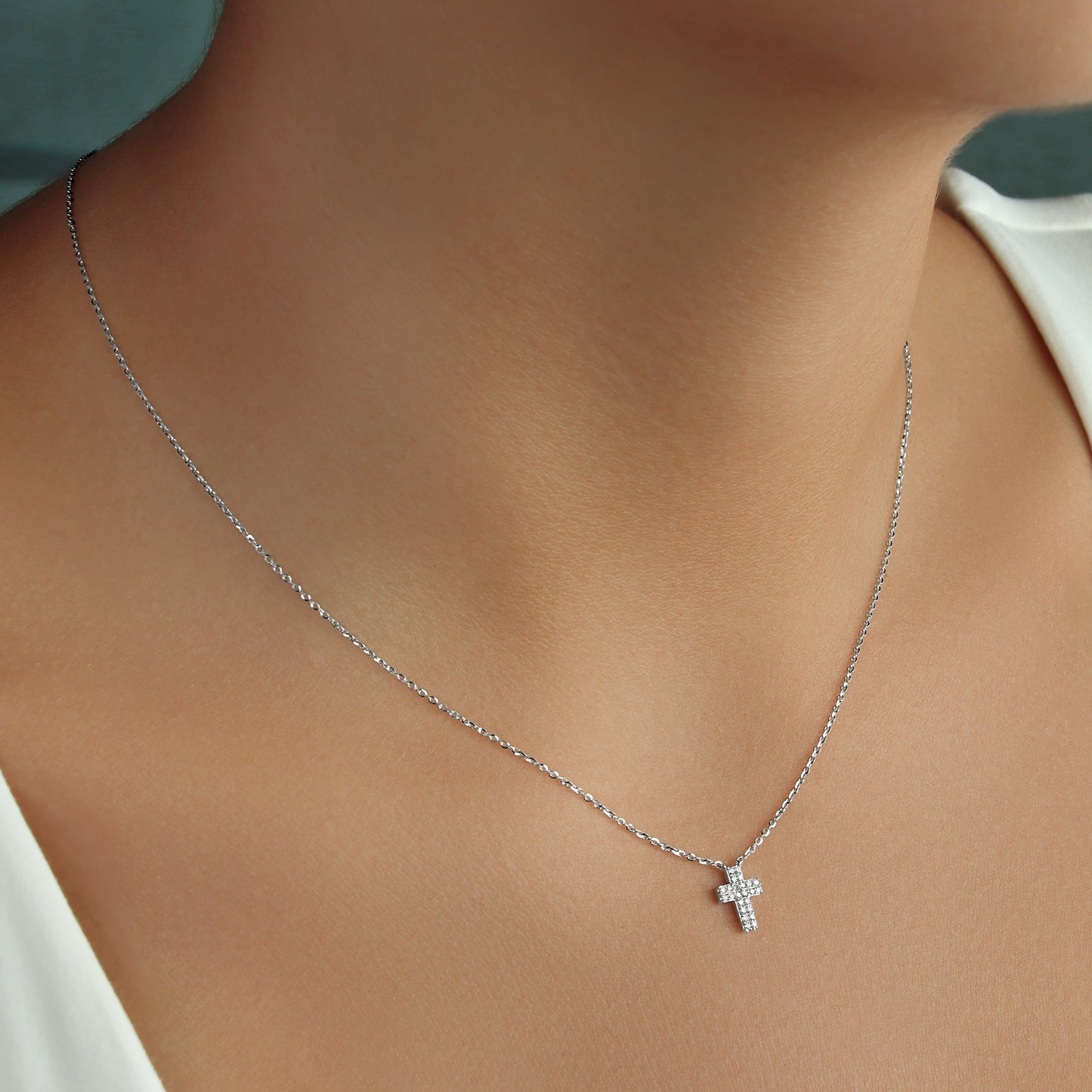 GIOVE MIO Cadena con Dije de Cruz en Oro Blanco de 14Kt con Diamantes Naturales. Oro 14Kt / Blanco / 6X9MM