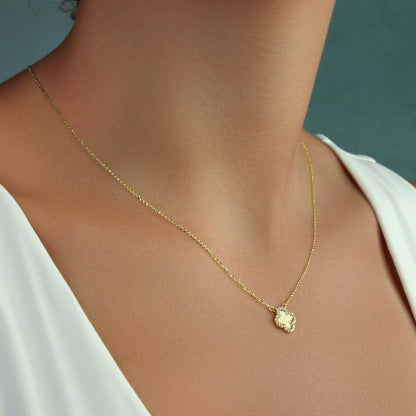 GIOVE MIO Cadena con Medalla de La Cruz de Los Cuatro Caminos en Oro Amarillo de 14Kt con Diamantes Naturales. Oro 14Kt / Amarillo / 10X10MM