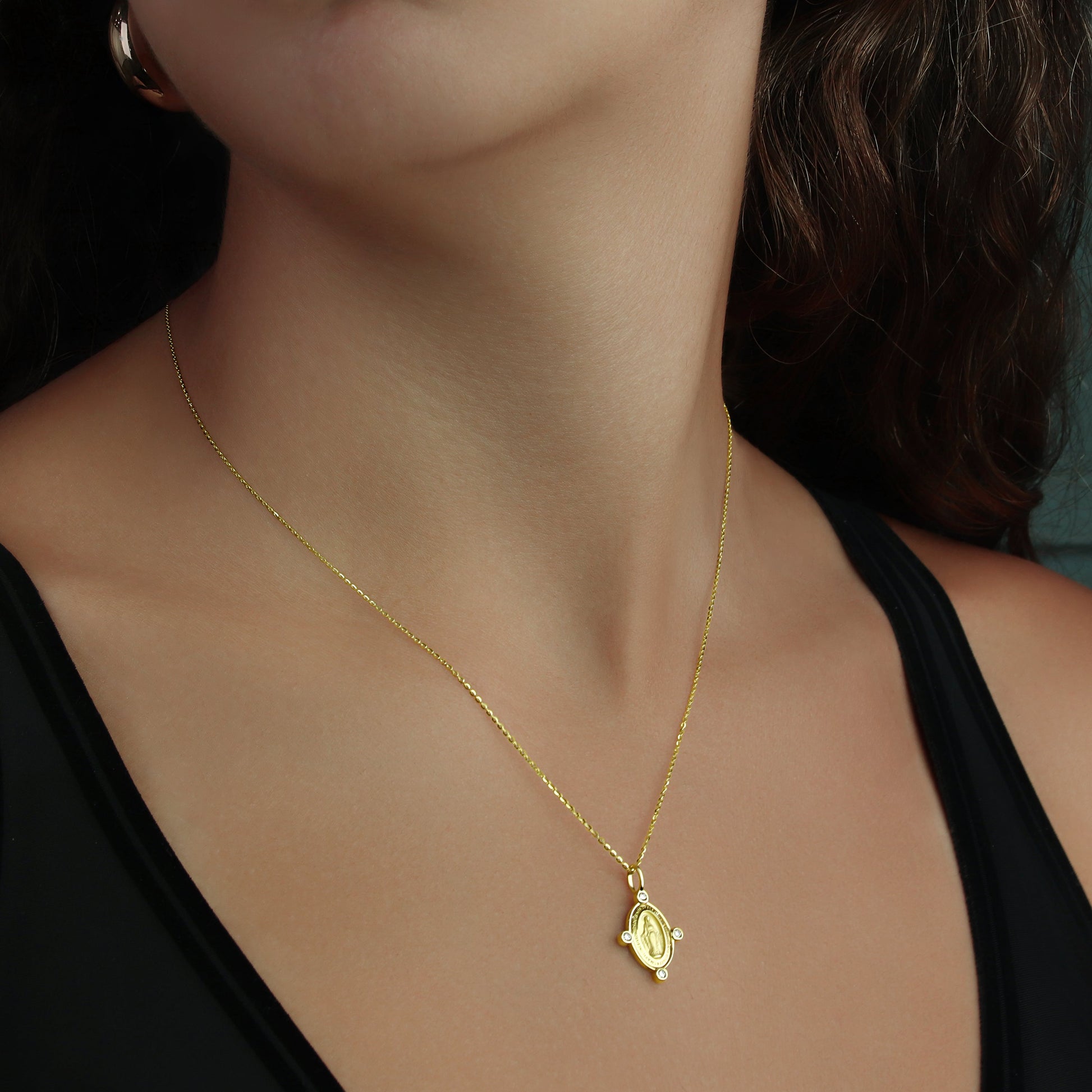 GIOVE MIO Cadena con Medalla de La Virgen Milagrosa en Oro Amarillo de 14Kt con Diamantes Naturales. Oro 14Kt / Amarillo / 13X17MM