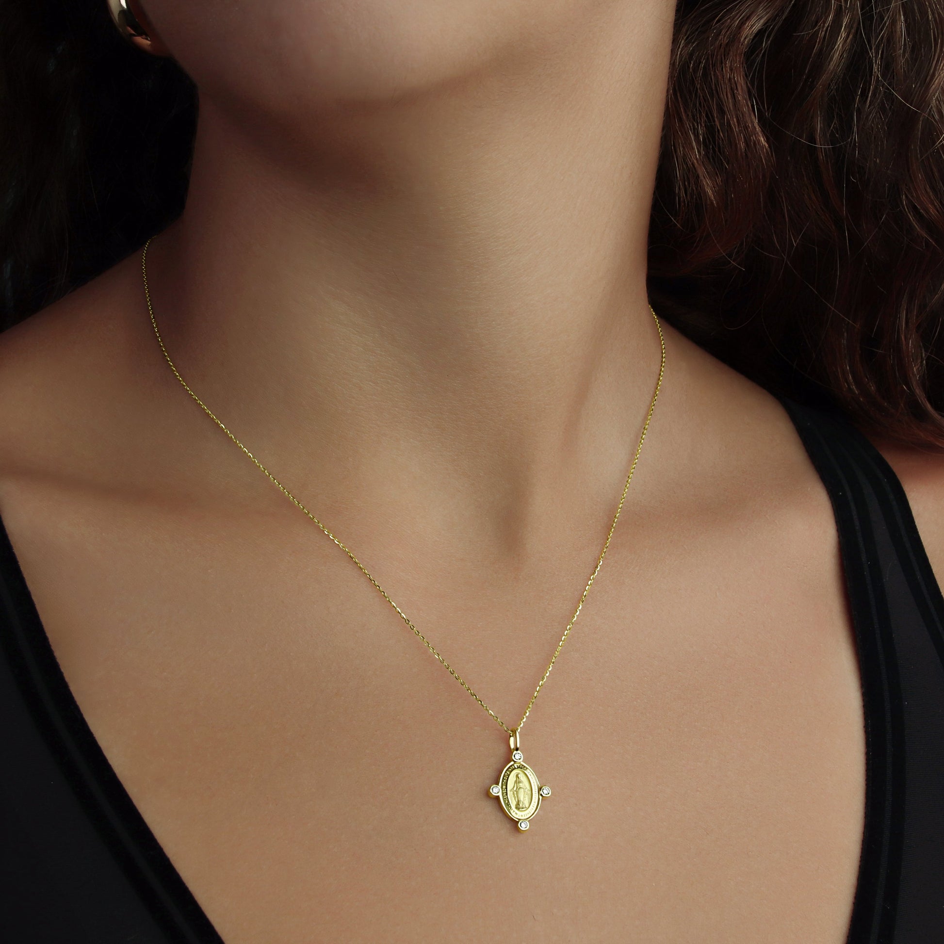 GIOVE MIO Cadena con Medalla de La Virgen Milagrosa en Oro Amarillo de 14Kt con Diamantes Naturales. Oro 14Kt / Amarillo / 13X17MM