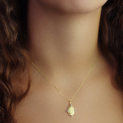 GIOVE MIO Cadena con Medalla de La Virgen Milagrosa en Oro Amarillo de 14Kt con Zafiros Azules. Oro 14Kt / Amarillo / 13X17MM