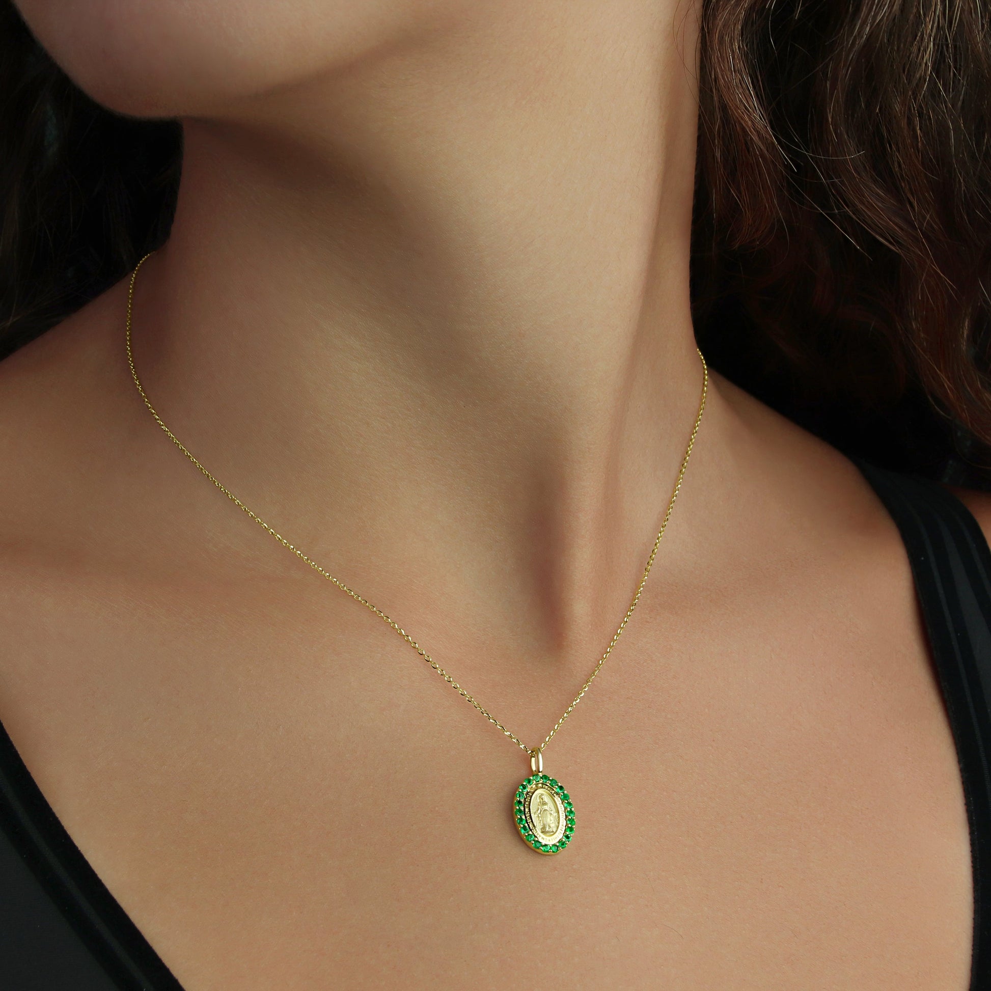 GIOVE MIO Cadena con Medalla de La Virgen Milagrosa en Oro Amarillo de 14Kt con Esmeraldas. Oro 14Kt / Amarillo / 11X15MM