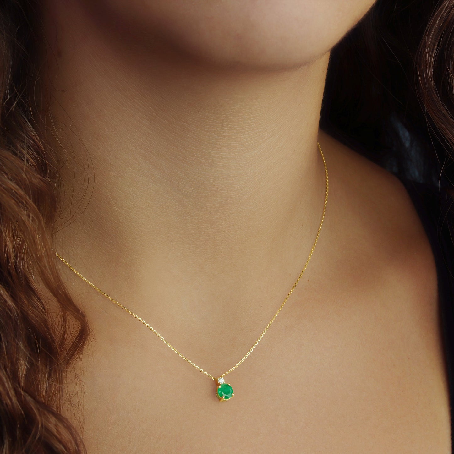 GIOVE MIO Cadena con Dije de Gema en Oro Amarillo de 14Kt con Esmeralda y Diamante Natural. Oro 14Kt / Amarillo / 4X8MM