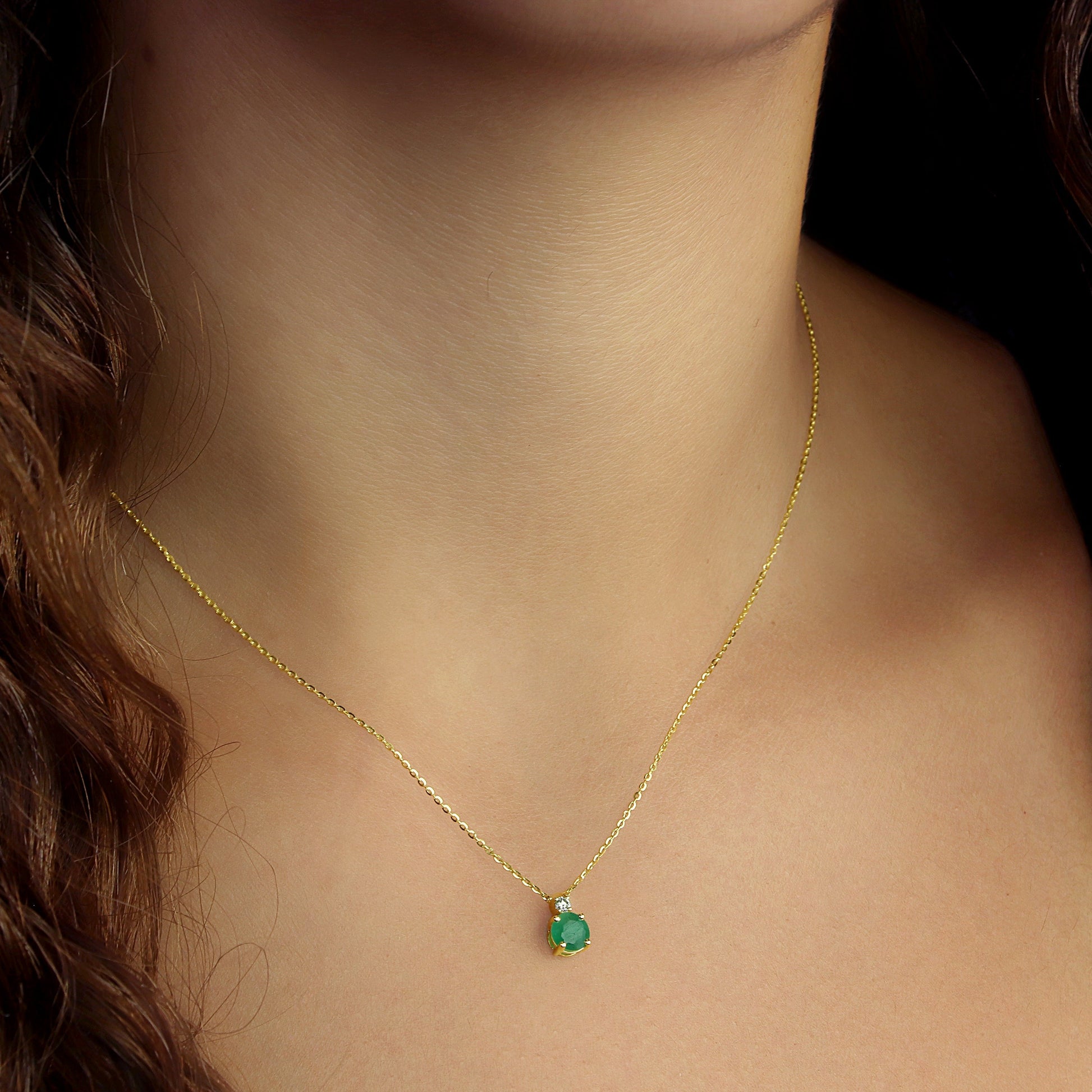 GIOVE MIO Cadena con Dije de Gema en Oro Amarillo de 14Kt con Esmeralda y Diamante Natural. Oro 14Kt / Amarillo / 4X8MM