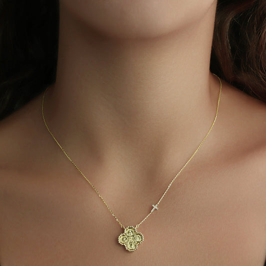 GIOVE MIO Cadena con Medalla de La Cruz de Los Cuatro Caminos y Cruz en Oro Amarillo de 14Kt con Diamantes Naturales y Diamante Natural. Oro 14Kt / Amarillo / 16x16MM