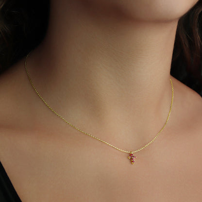 GIOVE MIO Cadena con Dije de Cruz en Oro Amarillo de 14Kt con Rubíes. Oro 14Kt / Amarillo / 6X8MM