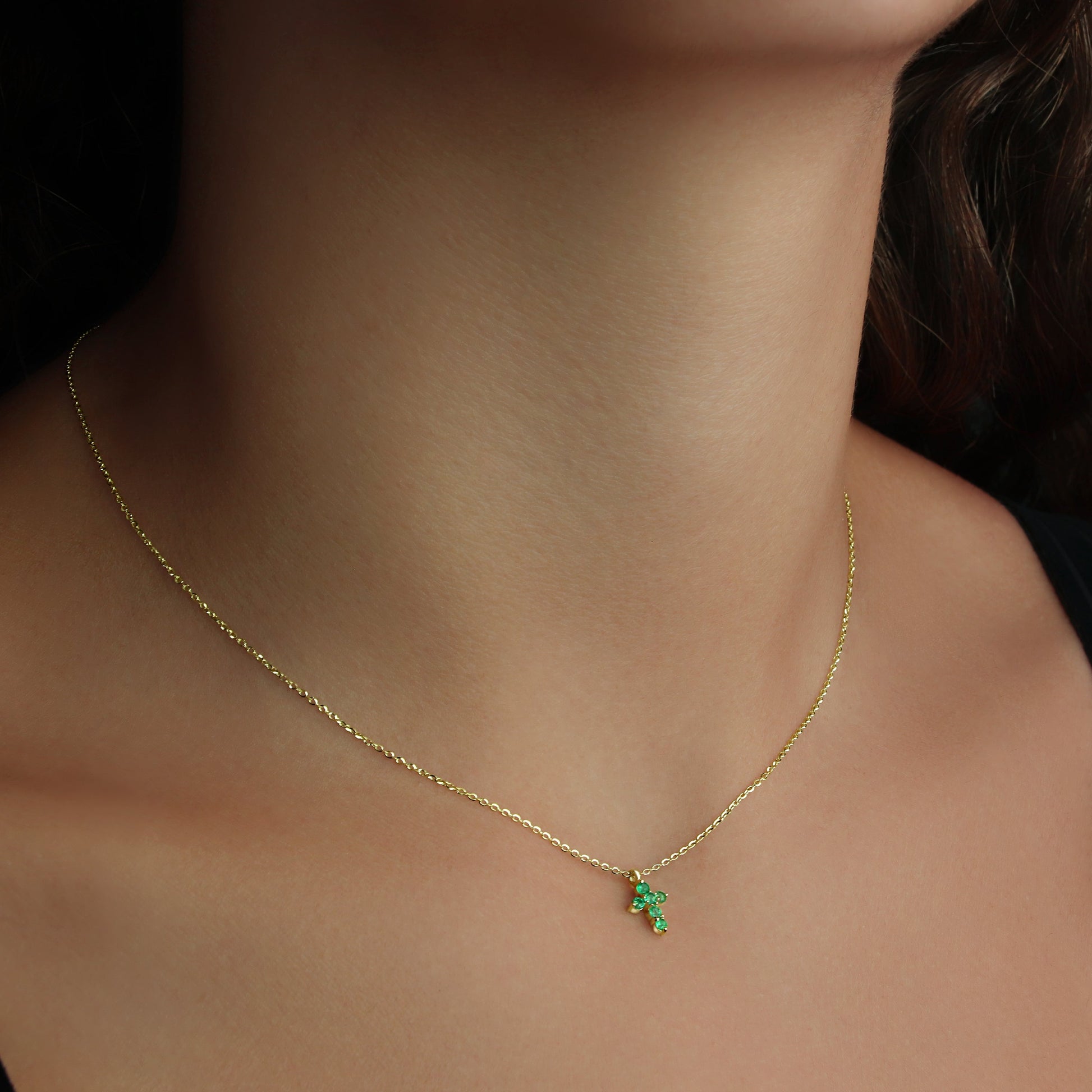 GIOVE MIO Cadena con Dije de Cruz en Oro Amarillo de 14Kt con Esmeraldas. Oro 14Kt / Amarillo / 6X8MM