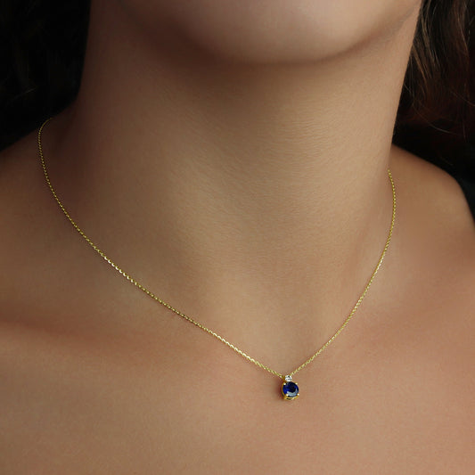 GIOVE MIO Cadena con Dije de Gema en Oro Amarillo de 14Kt con Zafiro Azul y Diamante Natural. Oro 14Kt / Amarillo / 4X8MM