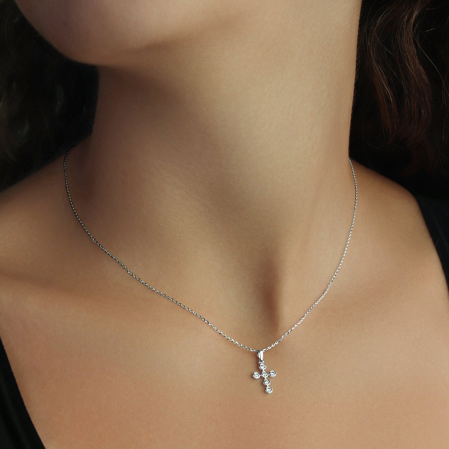 GIOVE MIO Cadena con Dije de Cruz en Oro Blanco de 14Kt con Diamantes Naturales. Oro 14Kt / Blanco / 9X12MM