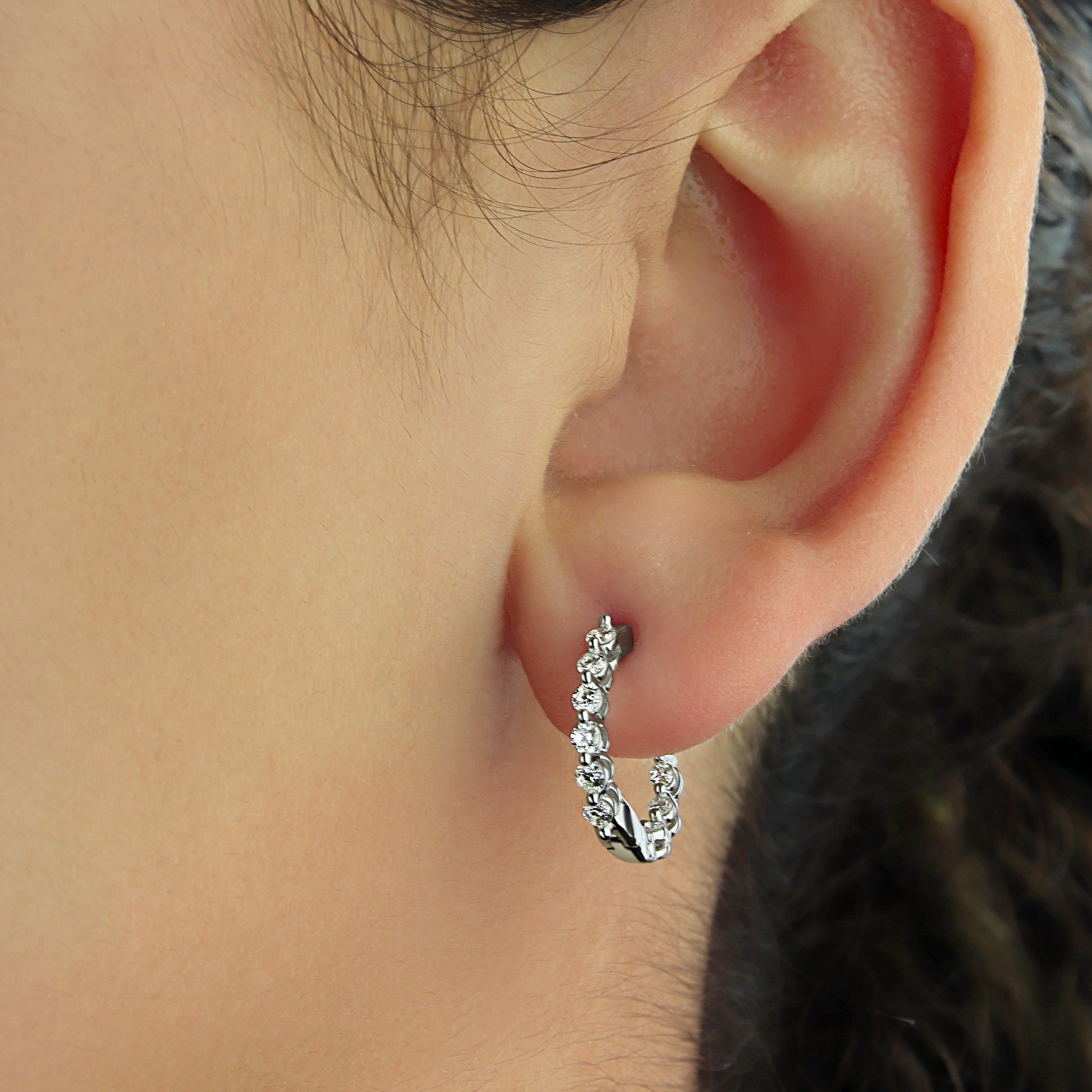 GIOVE MIO Huggies en Oro Blanco de 14Kt con Diamantes Creados en Laboratorio. Oro 14Kt / Blanco / 16MM