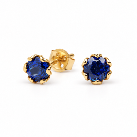Par de studs en oro amarillo de 14Kt con zafiros creados en laboratorio.