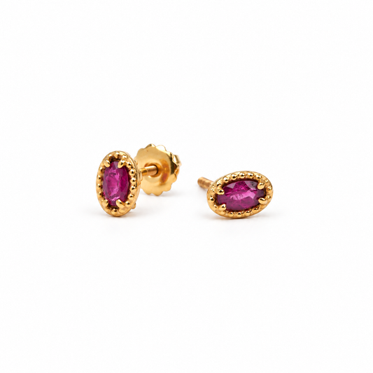 Par de studs de rubíes ovales en oro amarillo 14 kt, 7 × 5 mm.