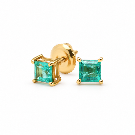 Par de studs de esmeraldas corte emerald en oro amarillo 14 kt, cierre de rosca.