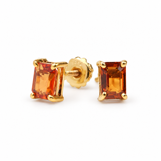 Par de studs de zafiros naranjas corte emerald en oro amarillo 14 kt, 7 × 4.8 mm.